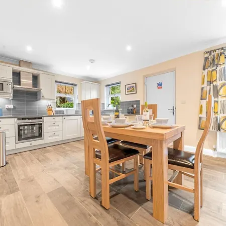 Summerbank Cottage, Luxury District In *